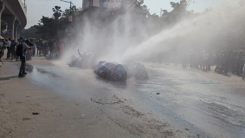 জলকামানের পানি ছিটিয়ে শাহবাগ মোড় থেকে শিক্ষকদের সরিয়ে দিল পুলিশ